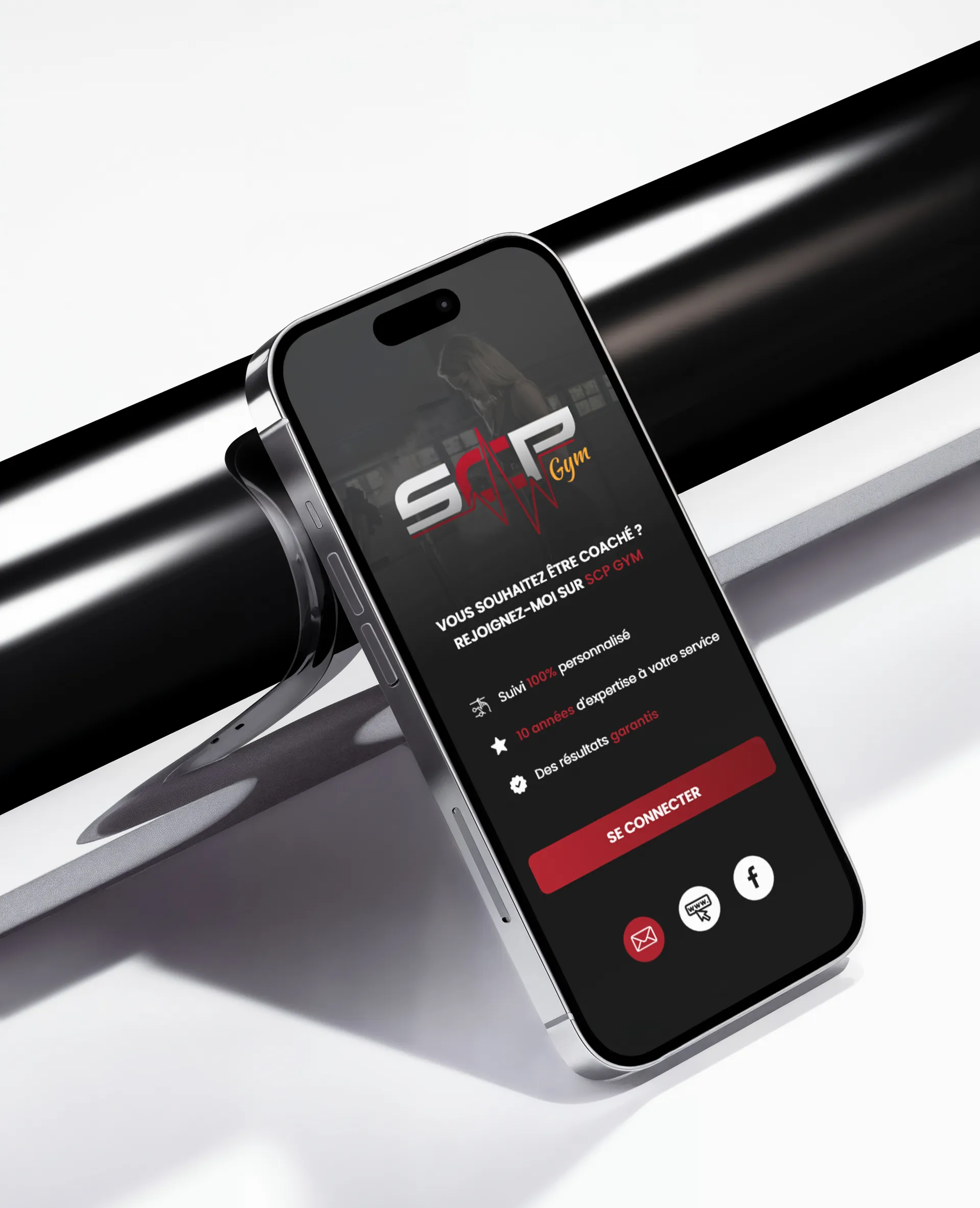 Un smartphone affichant une application de gym sur un support.