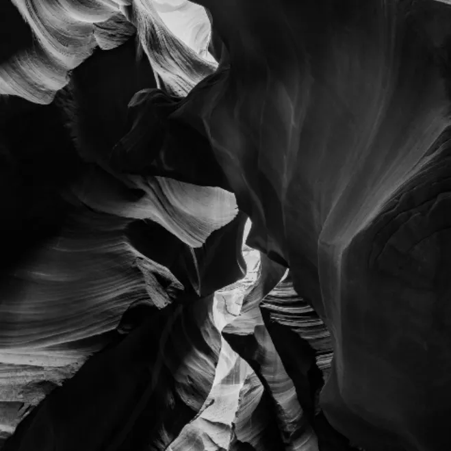 Vue abstraite des parois d'un canyon en noir et blanc