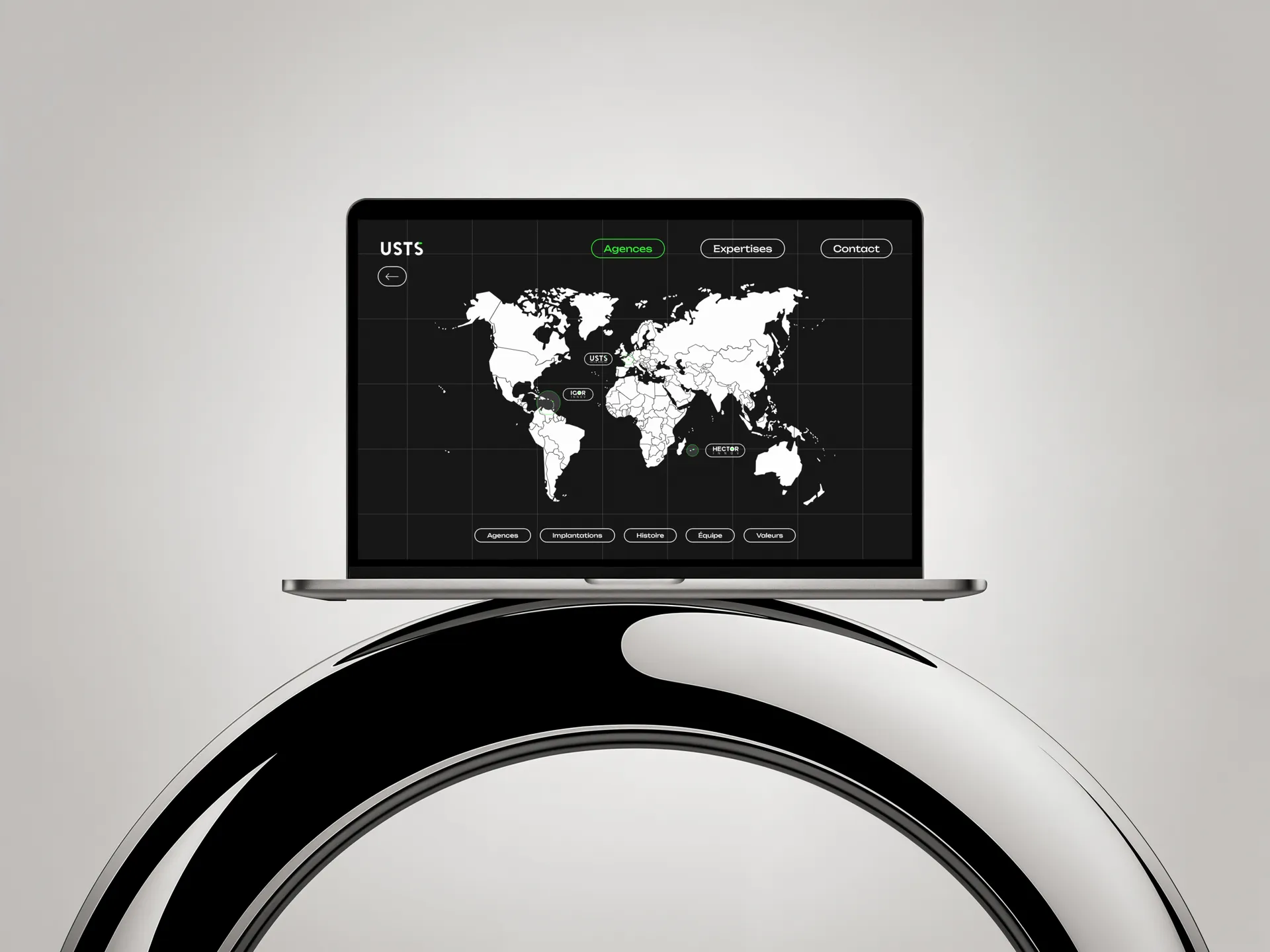 Ordinateur portable affichant une carte du monde sur un support moderne.