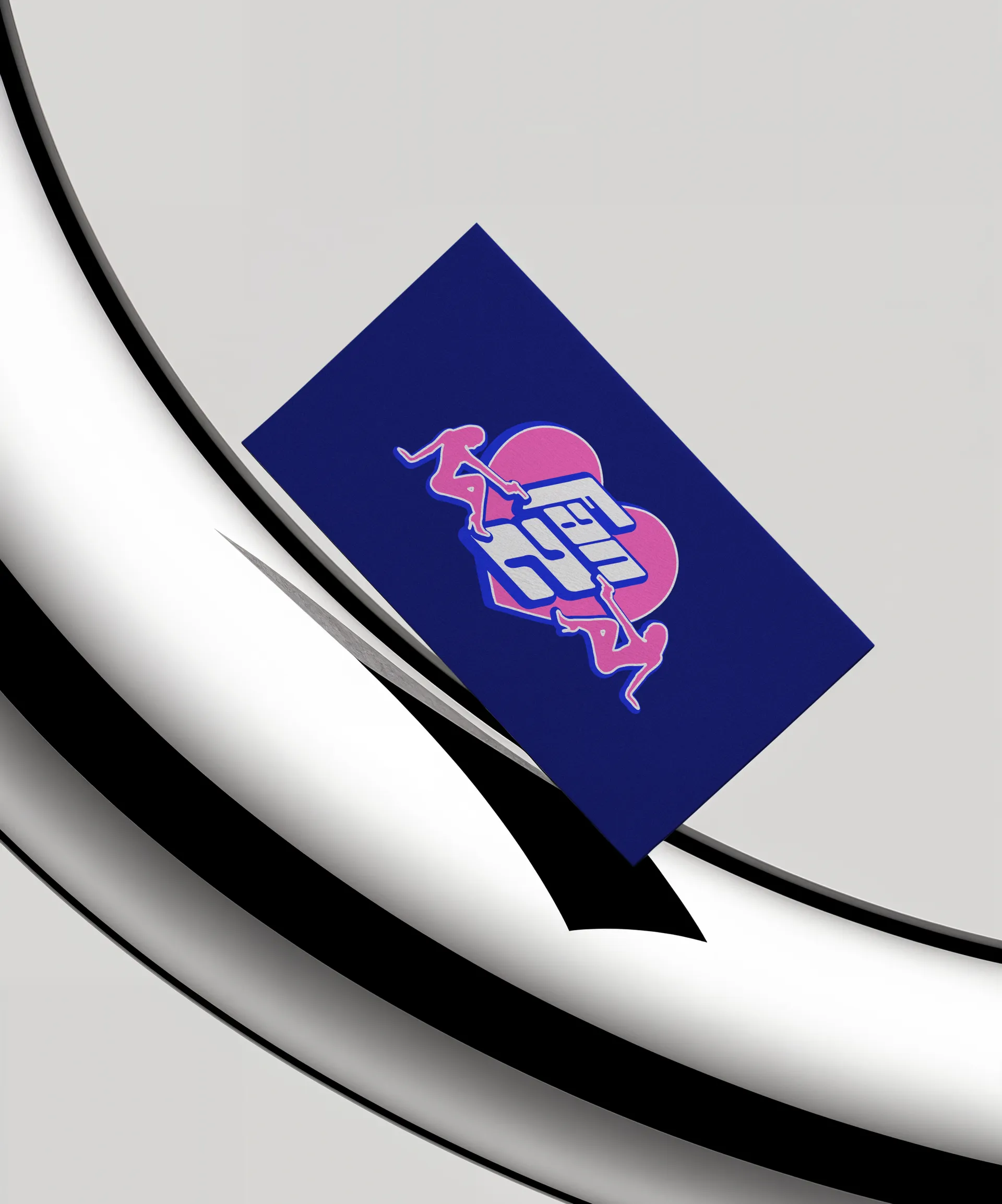 Carte de visite avec un design coloré et moderne sur fond gris