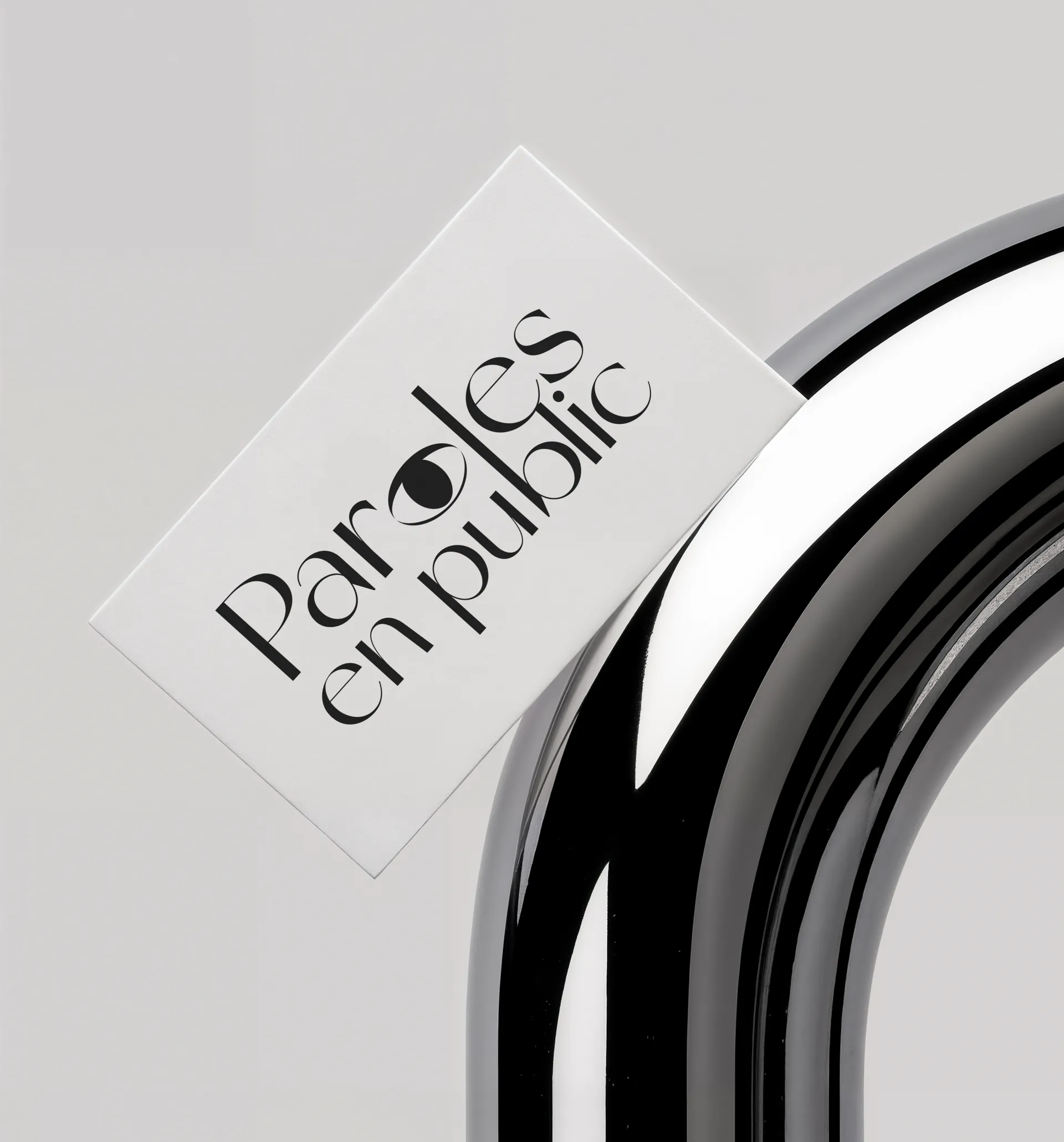 Carte de visite avec le texte 'Paroles en public' sur un fond brillant.