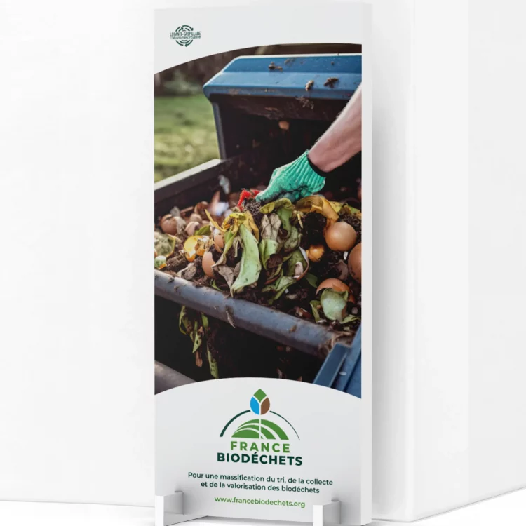 Une main verte jette des déchets organiques dans une poubelle.