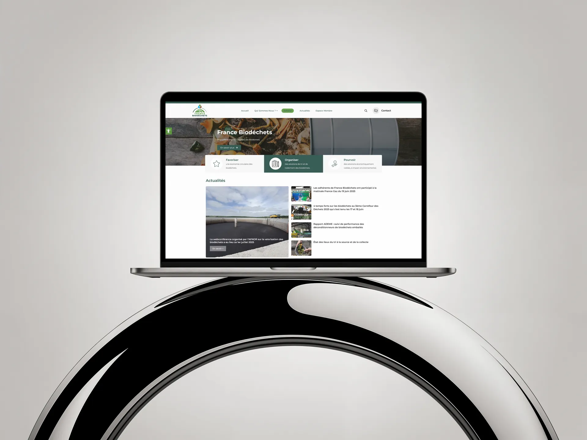 Un ordinateur portable affichant un site de designer UX/UI sur un support moderne.