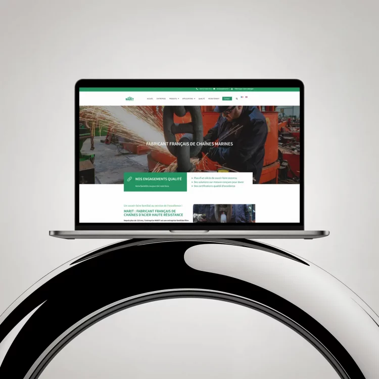 Un ordinateur portable affichant un site de design UX/UI sur un support circulaire.
