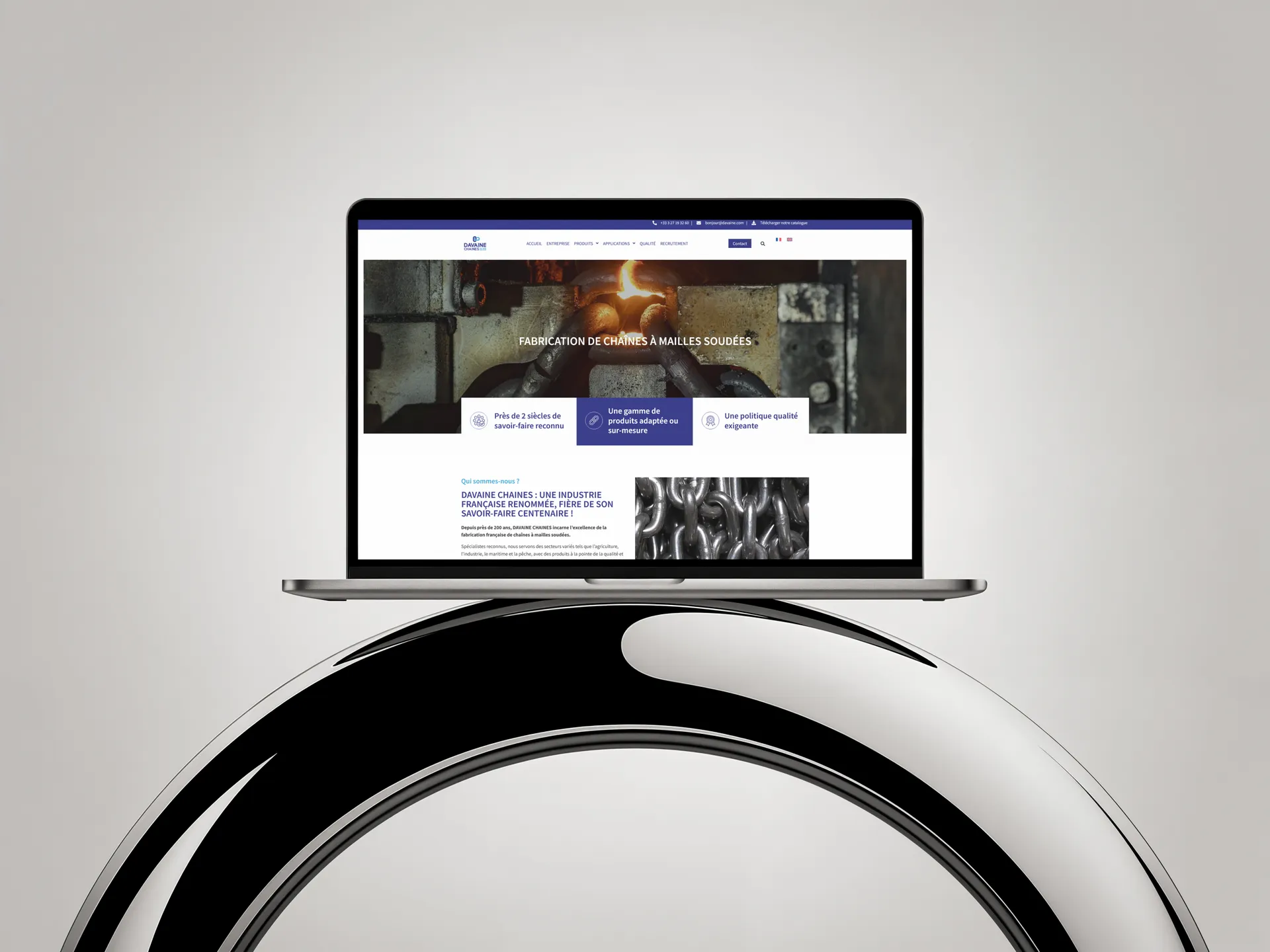 Ordinateur portable affichant un site de design UX/UI sur un support circulaire